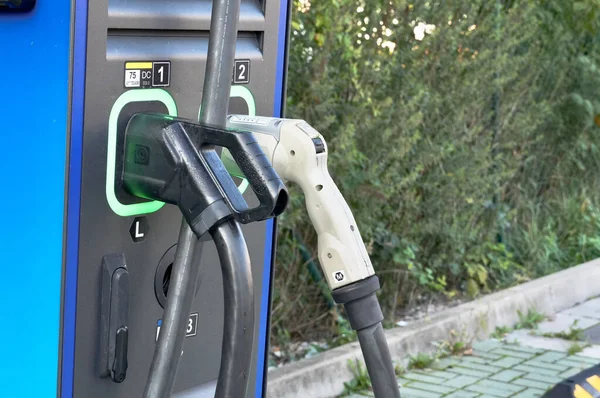 Şarj istasyonunda elektrikli araba şarj etmek, fotoğrafa yakın çekim.