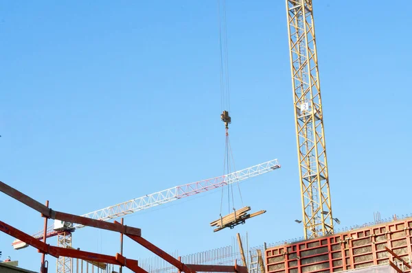 Turna ve bina mavi gökyüzüne karşı yapım aşamasında, fotoğrafa yakın.