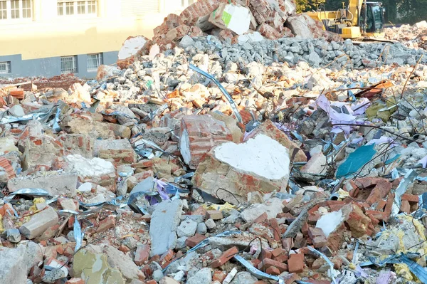 Kazı makinesiyle yıkım alanından moloz ve enkaz yığını.