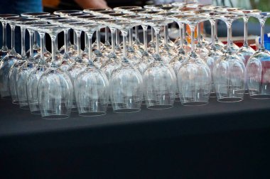 Şarap kadehleri masanın üstünde servis edilmeye hazır.