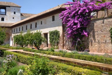 Jardines del complejo de Alhambra en Granada