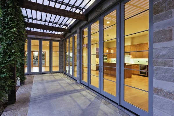 Moderne Huis Keuken Gezien Door Glazen Deuren Dallas Texas Verenigde — Stockfoto