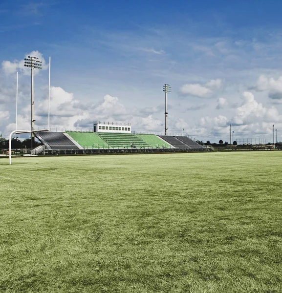 Bleachers Magas Iskolai Füves Sportpályán — Stock Fotó