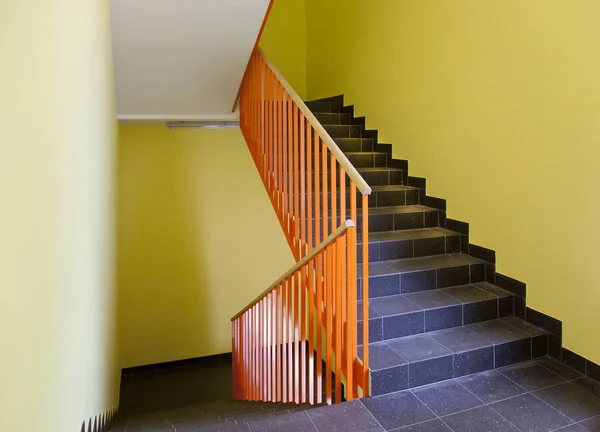 Escalera Vacía Del Hospital Paredes Amarillas Del Edificio — Foto de Stock