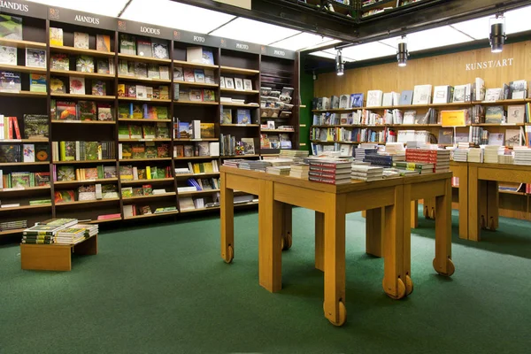 Große Buchhandlung Tartu Estland — Stockfoto