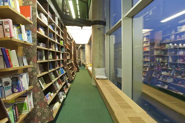 Buchhandlung Lesebank Und Regale Mit Büchern — Stockfoto