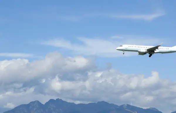 Commercial Airliner Coming Landing Blue Cloudy Sky Vancouver Canada — Stock Photo, Image