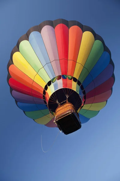 Balão Quente Voo Contra Céu Azul — Fotografia de Stock
