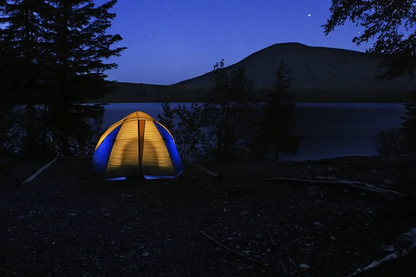 Campeggio Con Tenda Illuminata Notte Bowron Lake Provincial Park Canada — Foto Stock