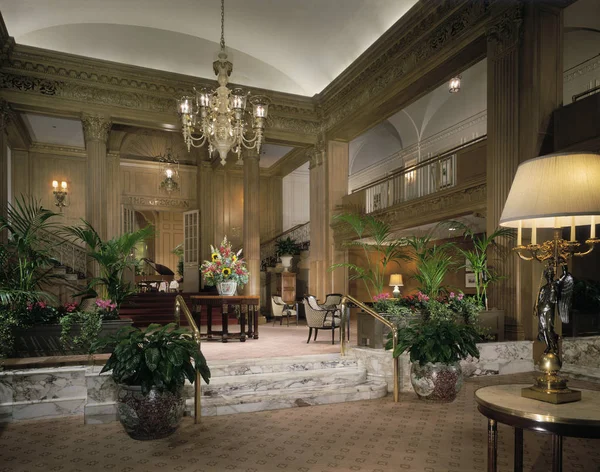 Lobby Hotel Resort Com Plantas Decorações Elegantes — Fotografia de Stock
