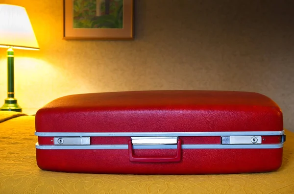 Nahaufnahme Eines Roten Koffers Motelzimmer — Stockfoto