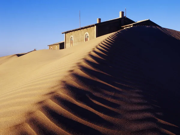 Casa Sepolta Dune Sabbia Con Increspature Modello Sulla Superficie — Foto Stock