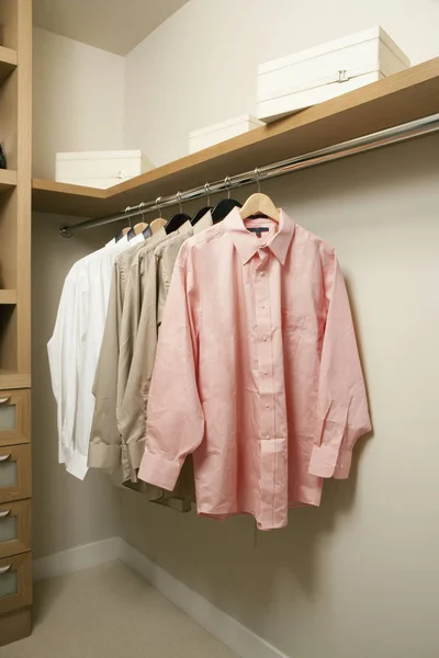 Kast Binnen Met Hangende Shirts Appartement — Stockfoto