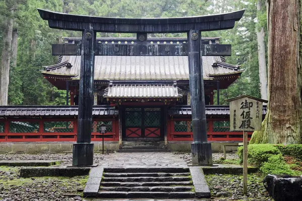 Nikko Ulusal Parkı Ndaki Geleneksel Japon Tapınak Binasına Açılan Kapı — Stok fotoğraf