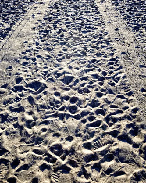 Däck Spår Och Fotavtryck Sand Stranden — Stockfoto