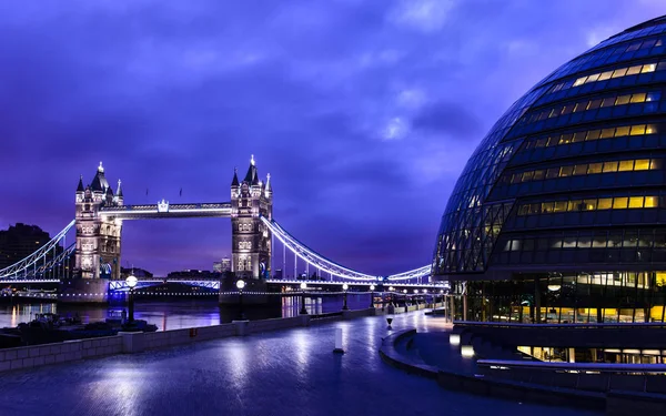 Tower Bridge Φωτίζεται Βράδυ Λονδίνο Ηνωμένο Βασίλειο — Φωτογραφία Αρχείου