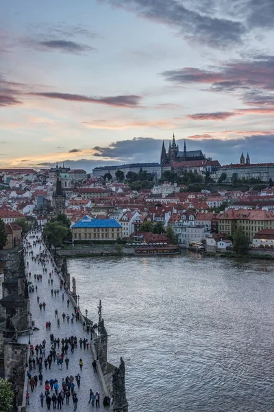日没時の街並みのチャールズ橋とプラハ城の観光客 プラハ チェコ共和国 — ストック写真
