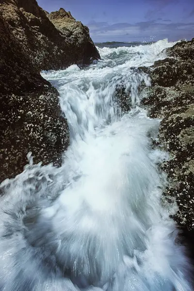 Vista Turva Das Ondas Sobre Grandes Rochas Praia — Fotografia de Stock