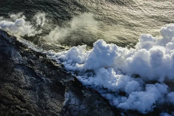 Rook Van Lava Buurt Van Ocean Water Aerial View Hawaii — Stockfoto