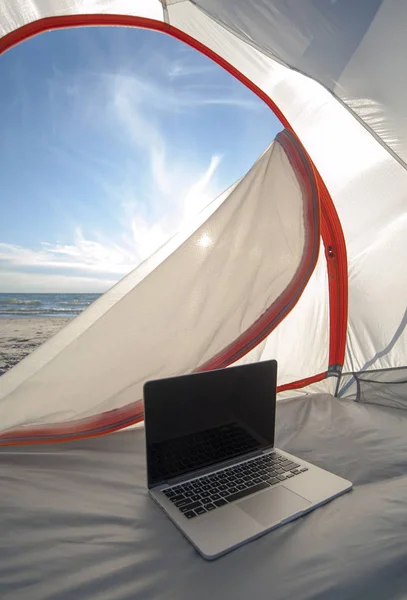 Laptop Namiocie Kempingowym Plaży Owen Sound Kanada — Zdjęcie stockowe