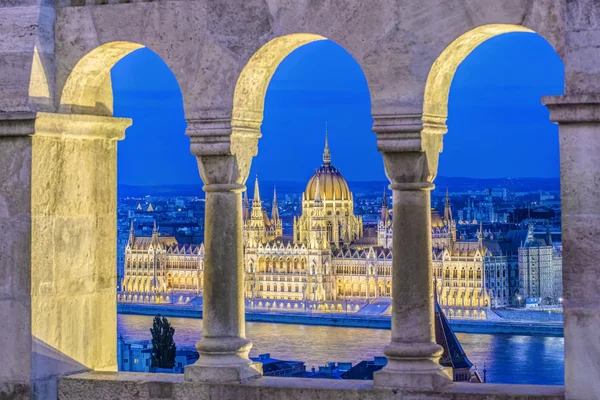 Arches View Parliament Building Illuminated Dusk Budapest Hungary — Stock Photo, Image