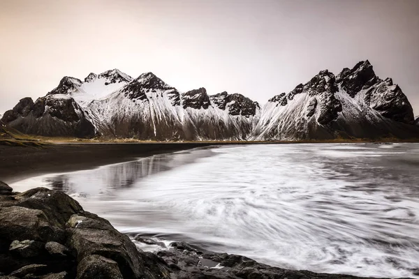 Fale Oceanu Plaży Ośnieżonych Górach Islandia — Zdjęcie stockowe