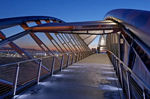 夜间西雅图市容明明人行天桥 美国华盛顿州 — 图库照片