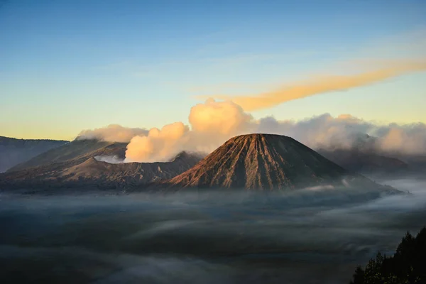 Высокий Угол Обзора Облаков Дымящимся Вулканом — стоковое фото
