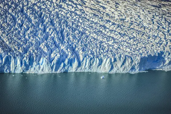 氷河の端と水の航空写真 — ストック写真