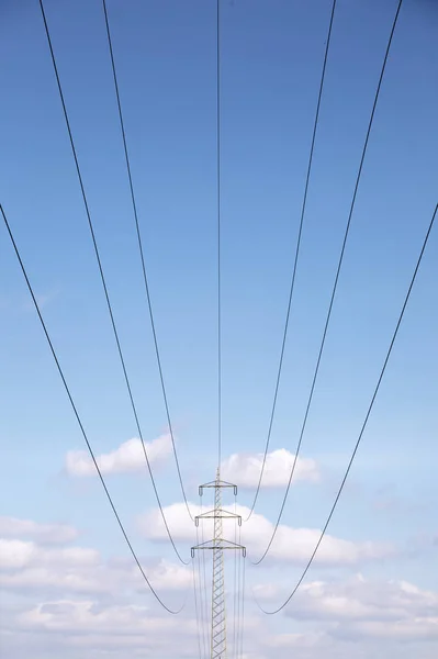 Vista Ángulo Bajo Las Líneas Eléctricas Bajo Cielo Azul — Foto de Stock