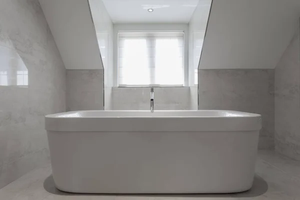 现代浴室内部的浴缸 — 图库照片