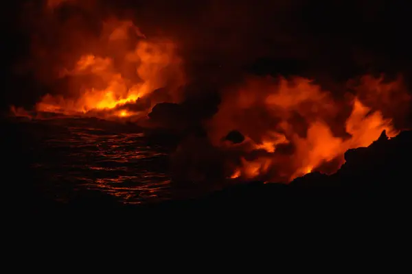 Rook Stijgt Van Gesmolten Lava Nachts Big Island Hawaï Verenigde — Stockfoto