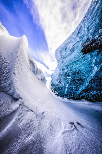 Pared Cristal Cueva Hielo Azul Nieve —  Fotos de Stock