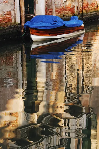 意大利威尼斯运河水上建筑和船的反思 — 图库照片
