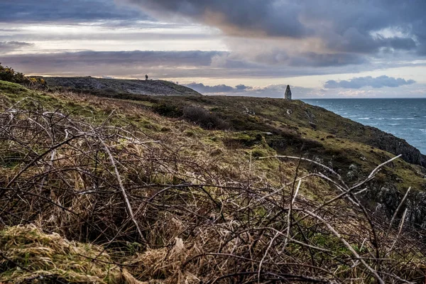 Cardigan Bay Com Cairn Pedra Distante Marcando Entrada Para Porthgain — Fotografia de Stock
