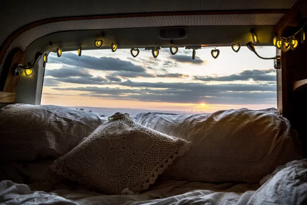 Автофургон Camper Подушками Сказочными Огнями Вид Через Заднее Стекло Закате — стоковое фото