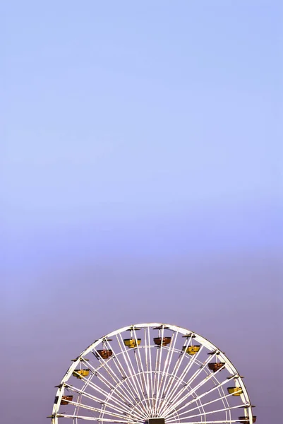 Roda Gigante Contra Céu Azul Entardecer — Fotografia de Stock