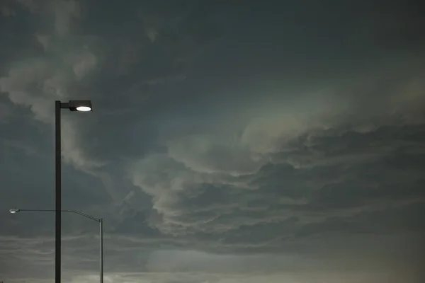 Dramatiska Storm Moln Närmar Gatubelysning Inlägg Staden — Stockfoto