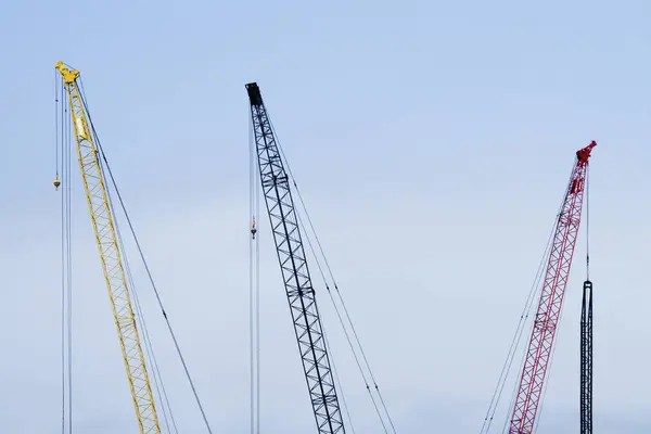 Coloridas Grúas Torre Contra Cielo Azul — Foto de Stock