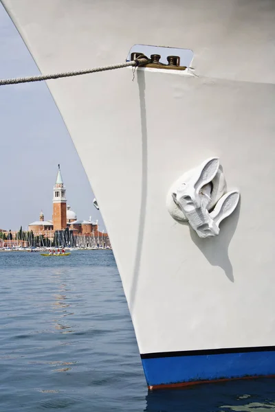 Uzakta Binaları Olan Geminin Pruvası Venedik Veneto Talya — Stok fotoğraf