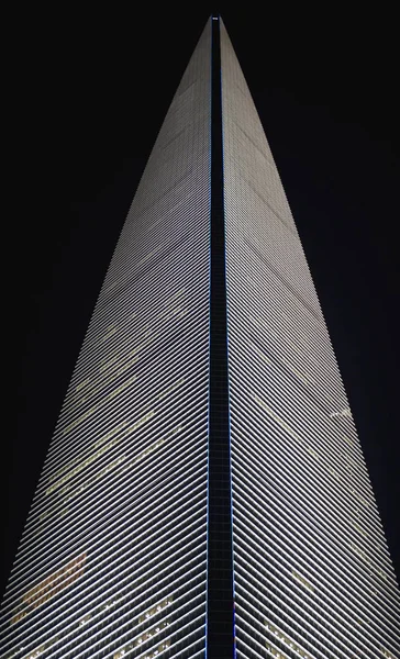Wieżowiec Budynek Nocy Niski Kąt Widzenia Szanghaj Chiny — Zdjęcie stockowe