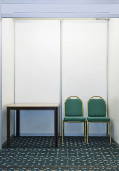 空展柜 有一对椅子和桌子在英国 — 图库照片