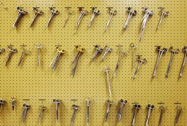 Yellow Patterned Wall Surgical Clamps — Stock Photo, Image