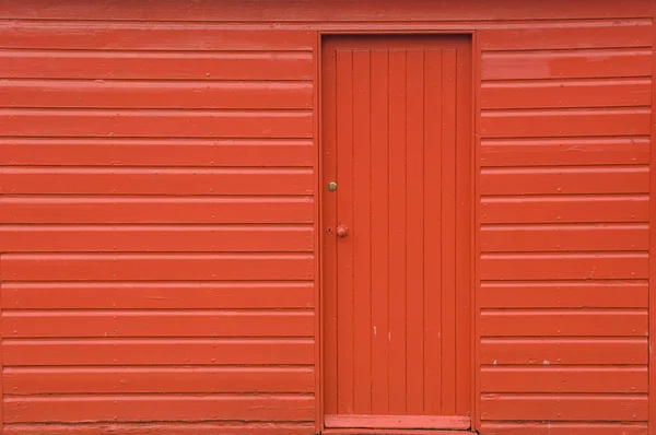 Czerwona Drewniana Szopy Drzwiami Pełna Rama — Zdjęcie stockowe