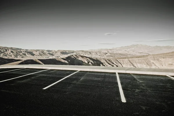 Espacios Estacionamiento Del Desierto Con Colinas Montañas Áridas Distancia Death — Foto de Stock