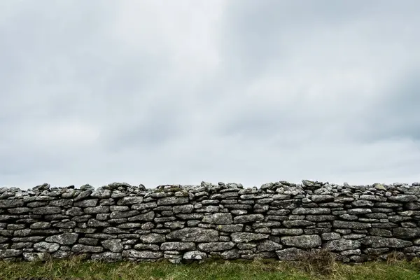 Bulutlu Gökyüzünün Altındaki Eski Kuru Taş Duvar Cornwall Ngiltere Birleşik — Stok fotoğraf