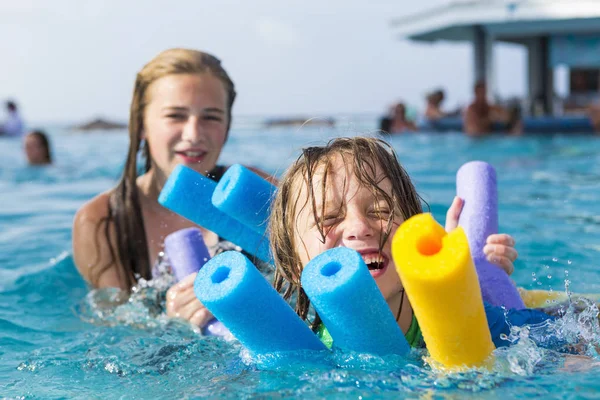 Hermanos Jugando Piscina Carrozas Colores —  Fotos de Stock