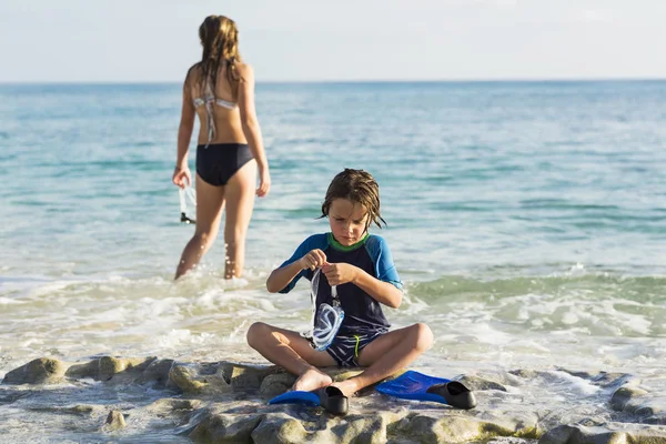 Petit Garçon Mettant Des Nageoires Sur Plage Sable — Photo