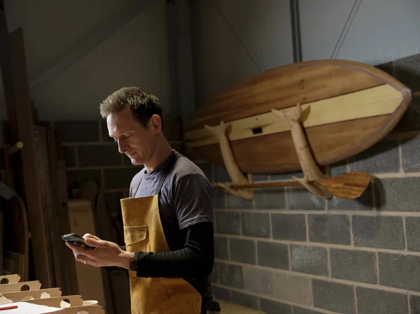 Paddleboard Maker Using Mobile Device Workshop — Stock Photo, Image