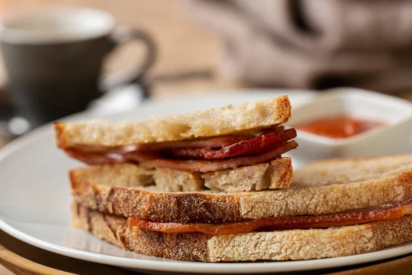 Pastırmalı Sandviç Kafede Küçük Bir Kase Yapımı Domates Sosu — Stok fotoğraf